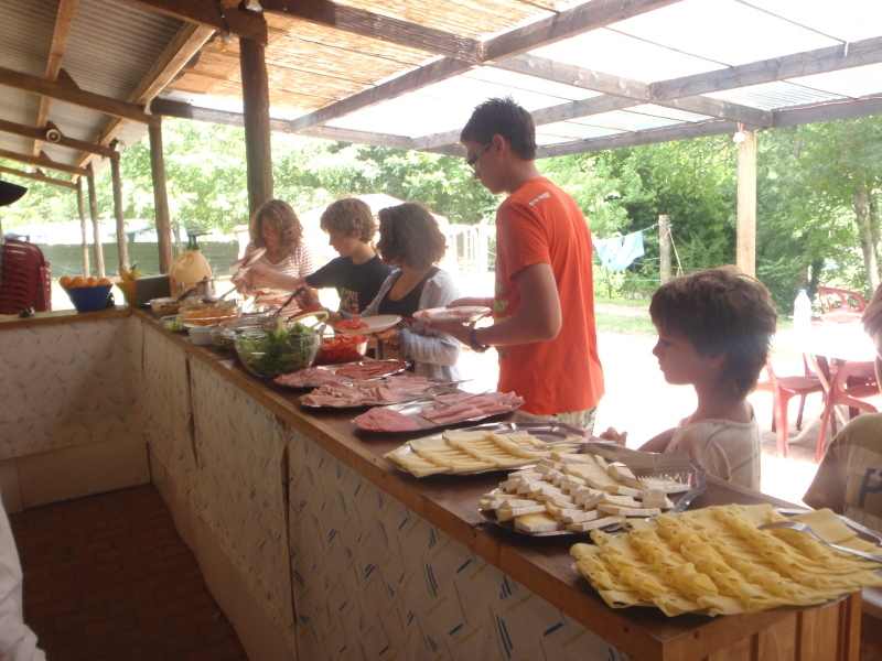Village Camps International Summer Camp Ard&egrave;che, France 2019-07-26 https://www.villagecamps.com/journals_admin/images/24-22-A gourmet lunch.jpg